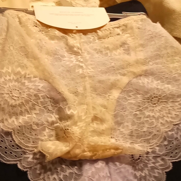 2 lace panties - Picture 2 of 3